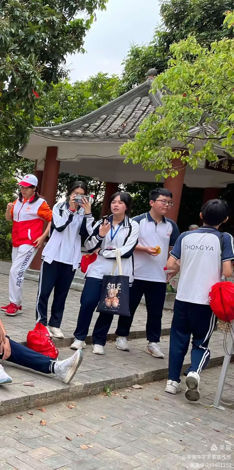 扬帆起航毕业季,忆苦思甜远足行;决战中考拼冲刺,崇雅学子今誓师